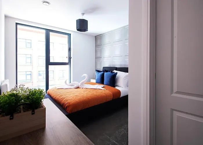 2 Bed 2 Bath Lux Suite - Bullring - Free Wifi & Netflix - Contractors - Sleeps 6