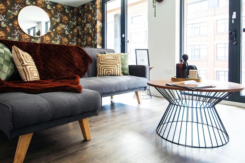 Apartment 2 Bed 2 Bath Lux - Bullring - Free Wifi & Netflix - Contractors - Sleeps 6