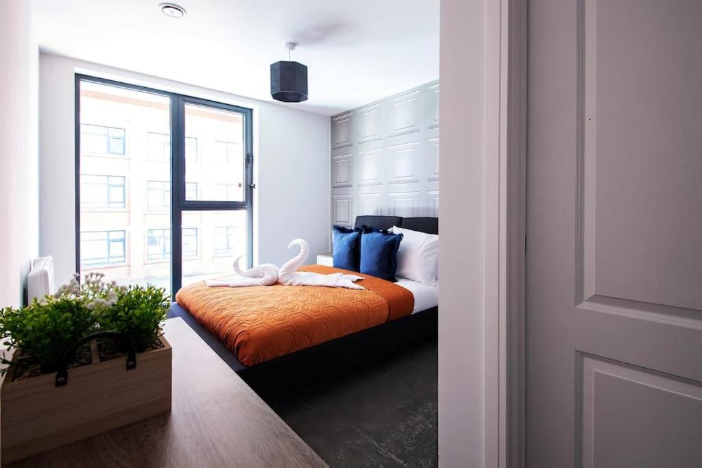 2 Bed 2 Bath Lux - Bullring - Free Wifi & Netflix - Contractors - Sleeps 6 *
