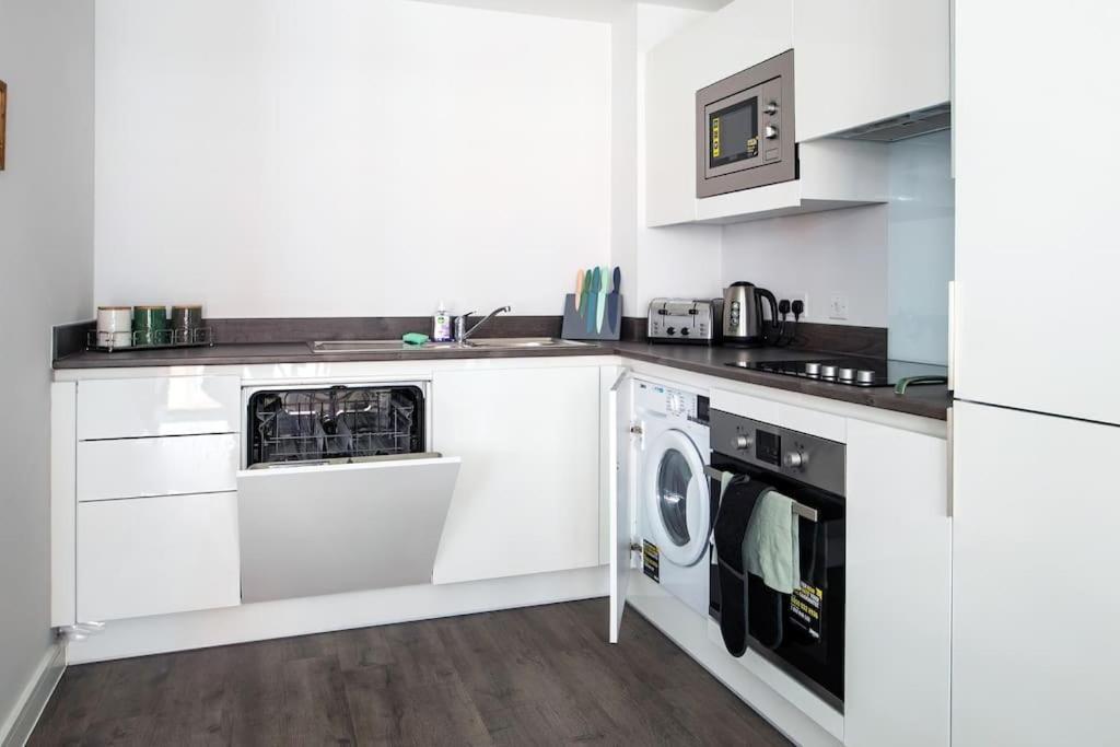 2 Bed 2 Bath Lux - Bullring - Free Wifi & Netflix - Contractors - Sleeps 6 Apartment *